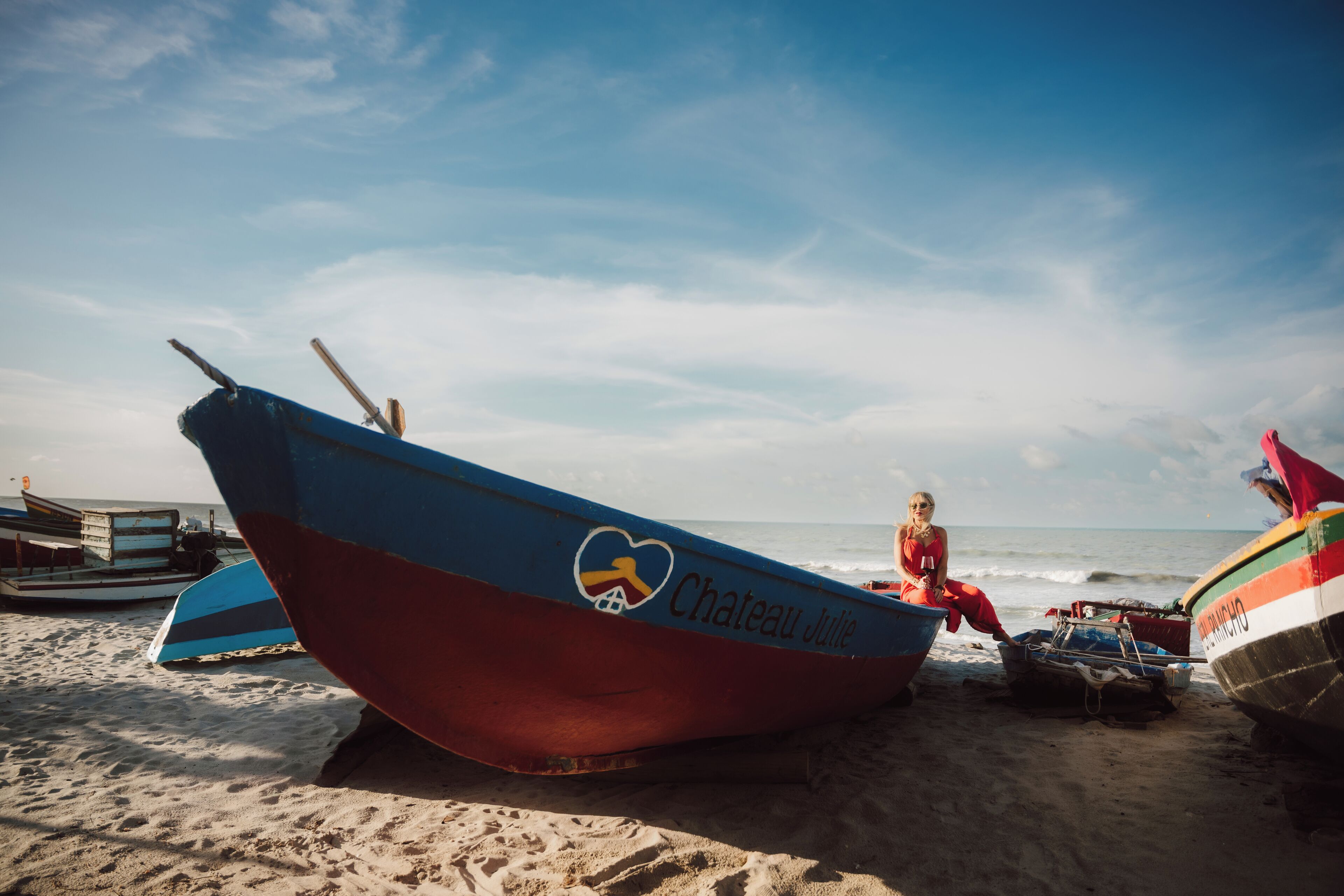 Une plage où se trouvent des bateaux, dont l’un porte l’inscription « Château Julie ».