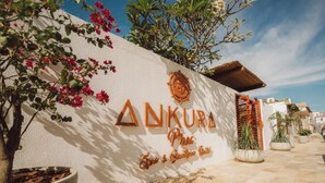 Ankuria Spa & Boutique -hotellin kyltti, jossa on koristeellinen tunnus ja teksti.