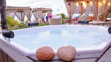 Outdoor spa tub