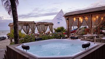 Outdoor spa tub