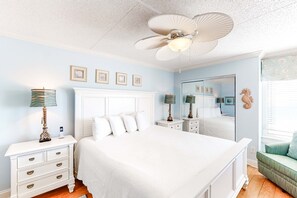 2 bedrooms, iron/ironing board, WiFi, bed sheets - Comfortable waterfront condo with beach chairs - close to dining (Fort Walton Beach)