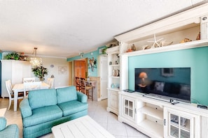 TV, DVD player, offices - Comfortable waterfront condo with beach chairs - close to dining (Fort Walton Beach)