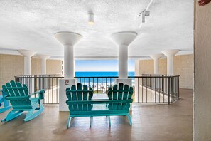 Terrace/patio - Studio by the sand with pools, sundeck & easy beach access - snowbird-friendly (Panama City Beach)