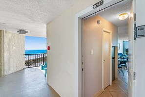 Interior - Studio by the sand with pools, sundeck & easy beach access - snowbird-friendly (Panama City Beach)