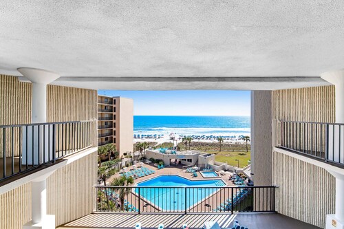 Studio by the sand with pools, sundeck & easy beach access - snowbird-friendly
