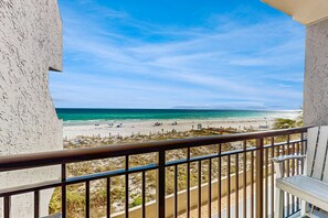 Property grounds - Comfortable beachfront condo with beach setup - quick drive to dining! (Fort Walton Beach)