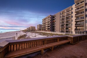 Property grounds - 6th-floor, cozy beachfront condo with views - quick walk to dining (Fort Walton Beach)