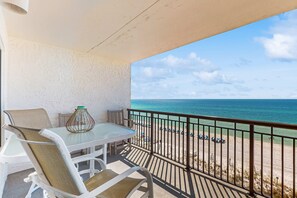 Property grounds - 6th-floor, cozy beachfront condo with views - quick walk to dining (Fort Walton Beach)