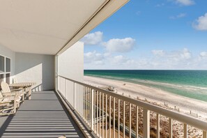Property grounds - Cozy oceanfront condo with ocean view, pool access, washer&dryer, and central AC (Fort Walton Beach)