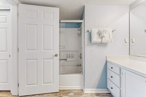 Shower, towels - Second floor oceanfront condo with ocean view, balcony, central AC, & pool access (Fort Walton Beach)