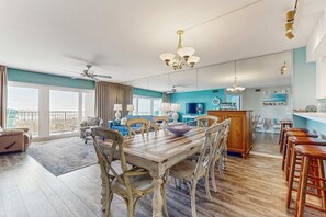 Interior - Second floor oceanfront condo with ocean view, balcony, central AC, & pool access (Fort Walton Beach)