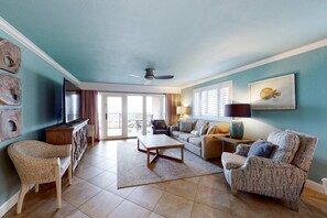 TV, offices - Gorgeous beachfront condo with a pool & private beach access (Miramar Beach)