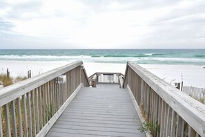 Property grounds - Gorgeous beachfront condo with a pool & private beach access (Miramar Beach)