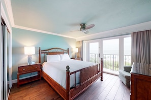 2 bedrooms, iron/ironing board, Internet, bed sheets - Gorgeous beachfront condo with a pool & private beach access (Miramar Beach)