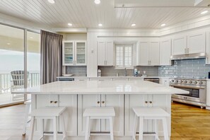 Fridge, microwave, oven, stovetop - Gulf-front view & spacious condo with wraparound balcony & pickleball (Santa Rosa Beach)