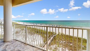 Un balcone con vista sulla spiaggia e sull'oceano.
