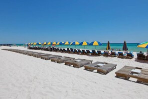 On the beach - Flat with stunning view, pool, & beach access (Panama City Beach)