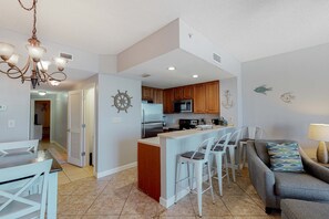 Interior - Flat with stunning view, pool, & beach access (Panama City Beach)