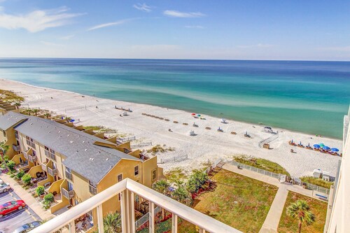 Beachfront condo with ocean-view balcony, pools, hot tub, gym, central AC, & W/D