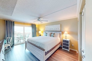 3 bedrooms, desk, travel cot, WiFi - Beachfront condo with ocean-view balcony, pools, hot tub, gym, central AC, & W/D (Panama City Beach)
