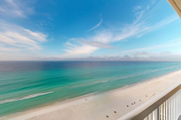 On the beach - Gorgeous beachfront condo, shared pool and beach access (Panama City Beach)