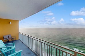 Property grounds - Condo with amazing view, family pools, hot tub, lazy river & beach service (Panama City Beach)
