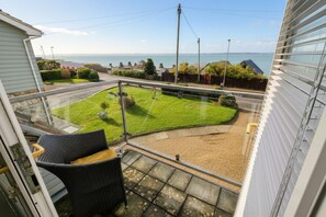 Property grounds - Beach opposite, panoramic sea views and a garden bar to enjoy (Hampshire)