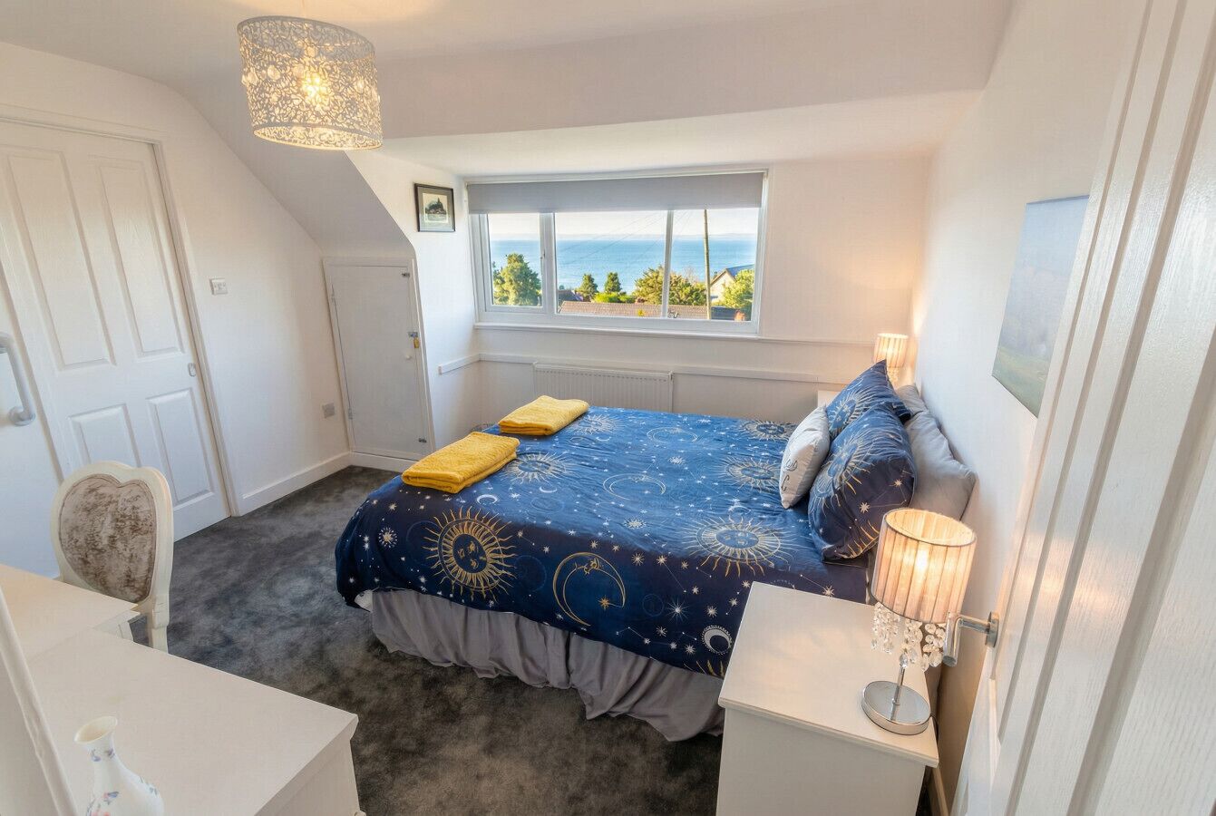 5 bedrooms, desk, WiFi, bed sheets
