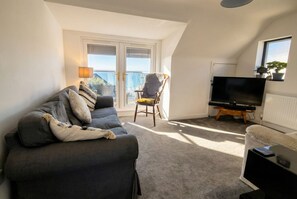 TV - Beach opposite, panoramic sea views and a garden bar to enjoy (Hampshire)