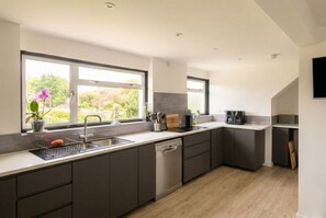 Fridge, microwave, oven, stovetop - Beach opposite, panoramic sea views and a garden bar to enjoy (Hampshire)