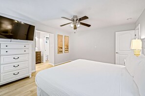 3 bedrooms, iron/ironing board, WiFi, bed sheets - Modern home with WiFi, deck, washer & dryer and central AC (Perdido Key)
