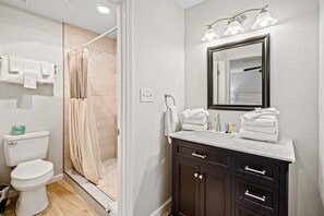 Shower, towels - Modern home with WiFi, deck, washer & dryer and central AC (Perdido Key)