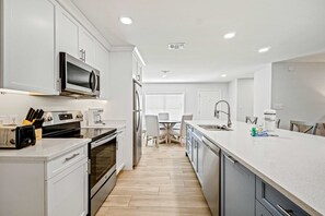 Fridge, microwave, oven, stovetop - Modern home with WiFi, deck, washer & dryer and central AC (Perdido Key)