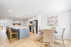 Dining - Modern home with WiFi, deck, washer & dryer and central AC (Perdido Key)