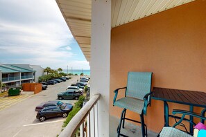 Property grounds - Charming, Coastal Getaway with a Private Balcony - Short Drive to Dining (Miramar Beach)