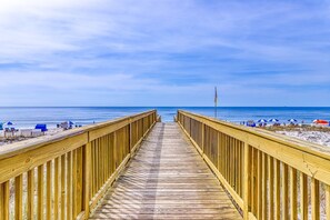 On the beach - Gulf-view condo with amazing views, private balcony, pool & hot tub (Perdido Key)