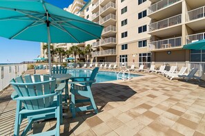 Pool - Gorgeous Oceanfront condo with washer/dryer, Gulf-front balcony & pool/hot tub (Perdido Key)