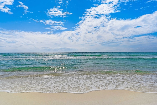 On the beach - Dune it Right -Completely Updated with beach access, pool, hot tub, tennis, pickleball & gym (Santa Rosa Beach)