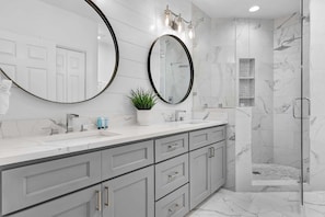 Shower, hair dryer, towels - Dune it Right -Completely Updated with beach access, pool, hot tub, tennis, pickleball & gym (Santa Rosa Beach)