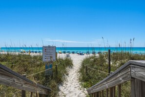 Beach - Dune it Right -Completely Updated with beach access, pool, hot tub, tennis, pickleball & gym (Santa Rosa Beach)
