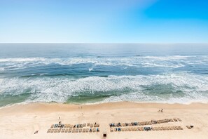 On the beach - 16-floor beachfront condo with amazing views, indoor/outdoor pools, & hot tub (Panama City Beach)