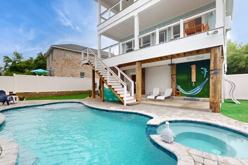 Gorgeous coastal home with private pool and close to beach and golf privileges