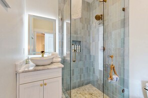 Dusche, Haartrockner, Handtücher, Shampoo