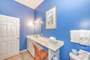 Douche, séchoir à cheveux, serviettes fournies