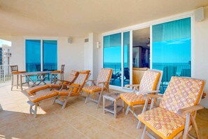 Terrace/patio - Spacious multi unit condo with two kitchens, shared pool & beach access (Perdido Key)