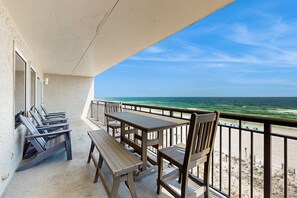Outdoor dining - Cozy beachfront condo with beach setup - near shopping! (Fort Walton Beach)
