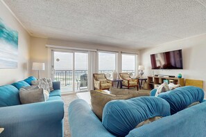 TV, DVD player, offices - Cozy beachfront condo with beach setup - near shopping! (Fort Walton Beach)
