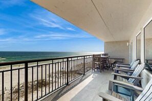 Property grounds - Cozy beachfront condo with beach setup - near shopping! (Fort Walton Beach)