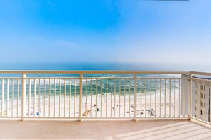 On the beach - 13th-floor condo with amazing views, pools, gym & beach access (Perdido Key)