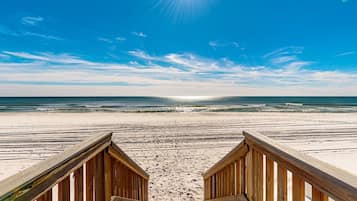 På stranden
